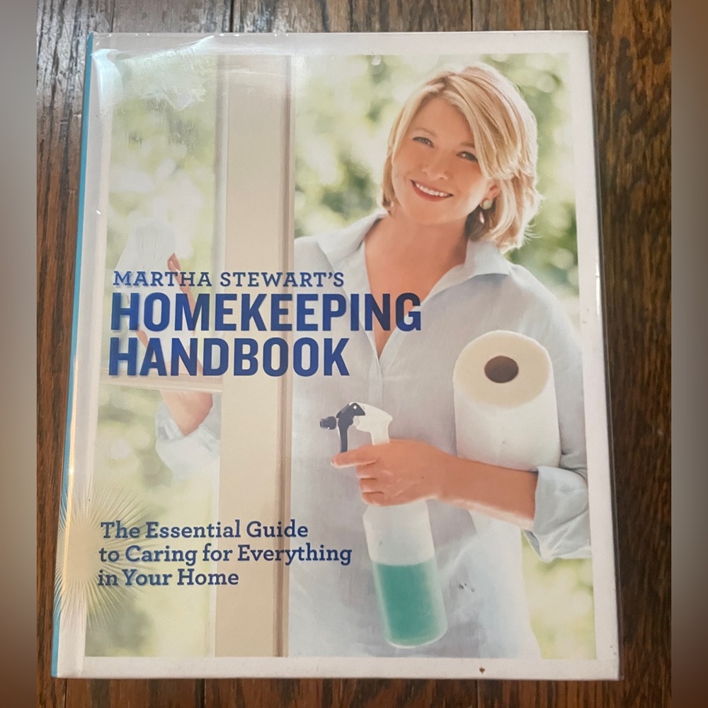Martha Stewart Homekeeping Handbook – White & Blue Cover